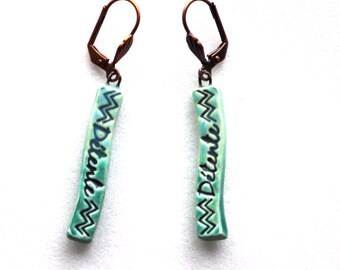 Boucles d'oreilles  forme originale message écriture  -Détente- céramique artisanale bleu turquoise.