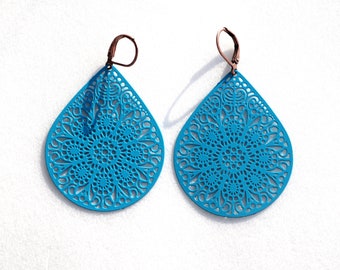 Grandes boucles d'oreilles filigrane forme goutte bleu.