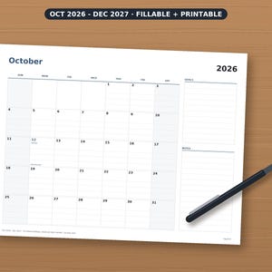 Può includere: Una pagina di calendario mensile bianca per ottobre 2026 con layout a griglia, una sezione obiettivi e una sezione note. Il testo recita OCT 2026 - DEC 2027 FILLABLE + PRINTABLE. Una penna nera e argento poggia nell'angolo in basso.