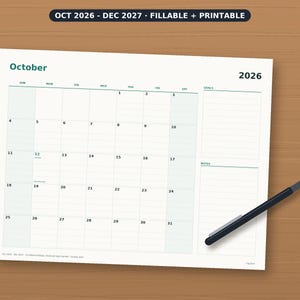 Può includere: Una pagina di calendario mensile stampabile per ottobre 2026 con layout a griglia, sezioni per obiettivi e note e una penna nera appoggiata di lato. Il testo nell'intestazione recita OCT 2026 - DEC 2027 - FILLABLE + PRINTABLE.