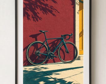 Può includere: Una bicicletta da corsa di colore scuro con pneumatici sottili e manubrio da corsa è parcheggiata contro una parete rossa strutturata accanto a un telaio di porta giallo, proiettando un'ombra netta sul suolo e sulla parete.