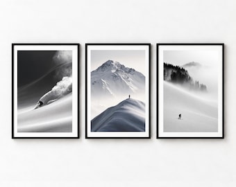 Può includere: Un set di tre stampe artistiche in bianco e nero con paesaggi montani innevati. La stampa a sinistra mostra uno sciatore nella neve fresca, quella centrale una vetta con una figura solitaria e quella a destra un escursionista nella nebbia.