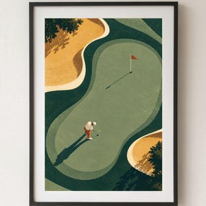 Puede incluir: Una lámina artística enmarcada con una vista aérea de un green de golf. Un golfista con camisa blanca y pantalones naranjas está en el green junto a una pelota y un palo. Una bandera roja marca el hoyo, con bunkers de arena y árboles.