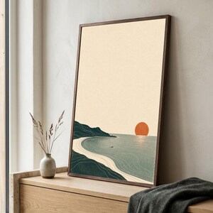 Puede incluir: Una l&aacute;mina de arte vertical enmarcada que muestra un paisaje costero con una costa verde oscuro, una playa de arena y un mar en calma bajo un cielo color crema. Un c&iacute;rculo naranja s&oacute;lido representa el sol en el horizonte.