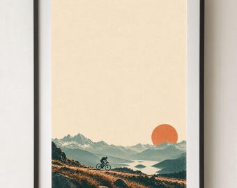 Può includere: Una stampa artistica incorniciata che raffigura la sagoma di un ciclista su un crinale montuoso erboso. Lo sfondo mostra un vasto paesaggio con montagne innevate, un lago e un grande sole arancione pieno in un cielo chiaro.