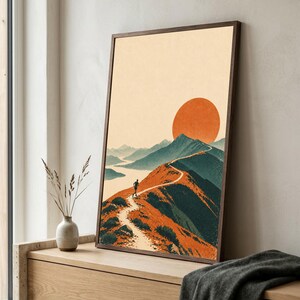 Peut inclure: Une impression d'art mural verticale encadr&eacute;e repr&eacute;sentant une illustration de paysage avec une personne courant sur un sentier sinueux le long d'une cr&ecirc;te montagneuse. Le d&eacute;cor inclut des montagnes bleu fonc&eacute;, un soleil orange textur&eacute; et un ciel cr&egrave;me.