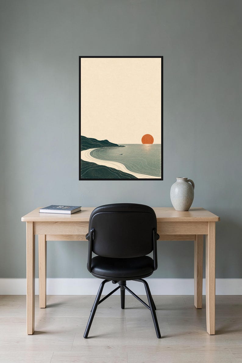 Puede incluir: Una l&aacute;mina de arte mural enmarcada que muestra un paisaje costero minimalista con una costa verde oscuro, una playa de arena beige claro, agua azul gris&aacute;cea tranquila y un gran sol naranja s&oacute;lido centrado en un cielo crema p&aacute;lido.