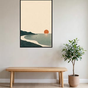 Puede incluir: Una l&aacute;mina de arte mural vertical enmarcada que muestra un paisaje costero estilizado con una costa verde oscuro, una playa de arena beige claro, agua azul gris&aacute;cea tranquila y un sol naranja s&oacute;lido sobre un cielo color crema.