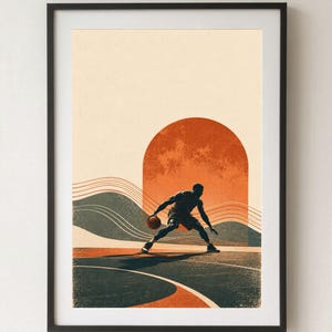Puede incluir: Una lámina artística enmarcada que muestra la silueta de un jugador de baloncesto botando un balón en una cancha. El fondo presenta un gran sol naranja, líneas onduladas abstractas y un suelo oscuro, todo en tonos apagados.