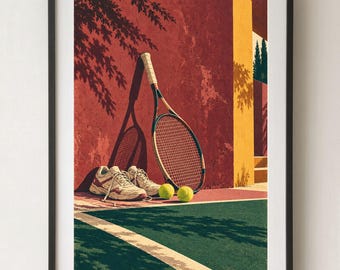 Può includere: Una stampa artistica incorniciata raffigurante una racchetta da tennis appoggiata a una parete rossa ruvida accanto a un paio di scarpe da ginnastica bianche e due palline da tennis gialle. La scena mostra un campo da tennis verde.