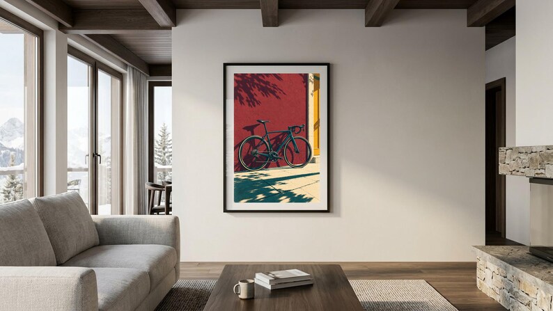 Op de afbeelding: Een ingelijste kunstdruk met een donkere fiets die tegen een felrode muur leunt. De sc&egrave;ne bevat een geel verticaal accent, diepe schaduwen van gebladerte en een lichte ondergrond, alles weergegeven in een grafische illustratiestijl.