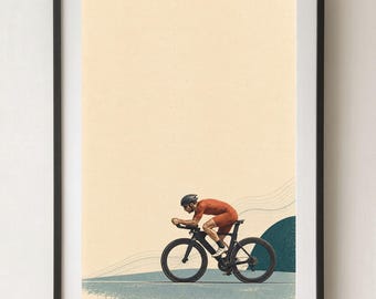 Può includere: Una stampa artistica incorniciata raffigurante un ciclista con tuta rossa e casco nero su una bici da corsa nera. L'illustrazione presenta uno sfondo color crema con elementi grafici blu, tra cui una forma circolare e sottili linee ondulate.