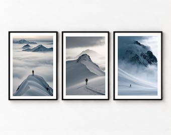 Può includere: Un trittico di tre stampe artistiche incorniciate raffiguranti paesaggi montani innevati. Ogni stampa verticale mostra una figura solitaria che attraversa vasti picchi bianchi coperti di neve sotto cieli nuvolosi blu e grigi.