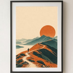 Peut inclure: Une impression d'art encadr&eacute;e repr&eacute;sentant un coureur sur un sentier de montagne sinueux. L'image montre un grand soleil orange se couchant derri&egrave;re des sommets bleu fonc&eacute;, avec un plan d'eau &agrave; gauche et des pentes orang&eacute;es au premier plan.