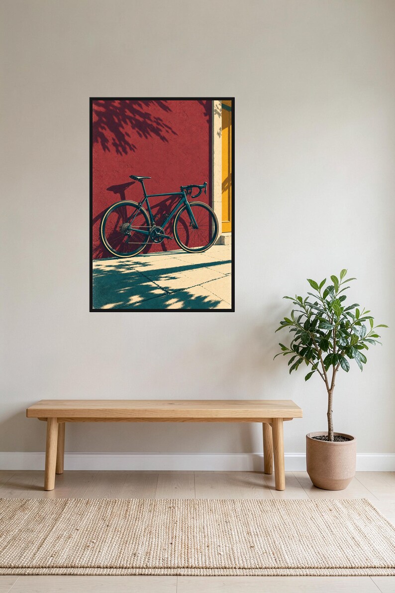 Op de afbeelding: Een donkergekleurde racefiets met dunne banden en een racestuur staat geparkeerd tegen een felrode muur naast een geel deurkozijn. De sc&egrave;ne toont scherpe schaduwen die door de fiets en het nabijgelegen gebladerte op de grond vallen.