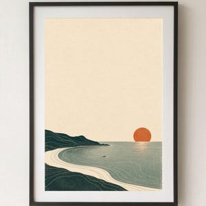 Puede incluir: Una impresi&oacute;n de arte mural enmarcada que muestra un paisaje costero con una costa verde oscuro, una playa de arena beige claro y agua azul gris&aacute;cea tranquila. Un gran sol naranja s&oacute;lido se asienta en el horizonte bajo un cielo crema.