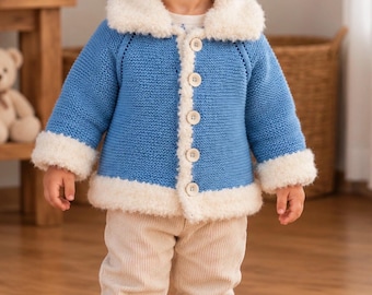 Gilet bleu ciel tricoté à la main, pull crème à bordure ourson pour tout-petit, veste d'hiver faite main pour enfants