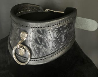 Stylowa, profilowana obroża z łuską smoka w kolorze czarnym ze srebrnymi okuciami