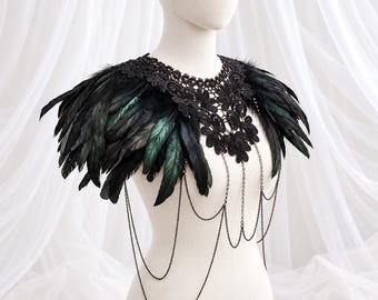 Gotische cape met veren schouderstuk, zwarte kanten borststuk en gedrapeerde kettingen, dramatische lichaamsversiering voor Halloweenkostuum, burlesque, toneel of cosplay.