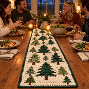 Puede incluir: Un camino de mesa rectangular de ganchillo con un patrón repetitivo de pinos de color verde oscuro, verde medio y verde claro con troncos marrones sobre un fondo crema, bordeado por un ribete de ganchillo verde oscuro.