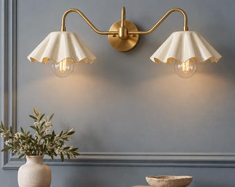 Aplique de pared doble de latón con pantallas festoneadas color crema, lámpara de dos luces de 76 cm (30 pulgadas), estilo vintage.