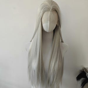 Silvergrå lång rak spetsfrontperuk med trepunktsfrans, handgjord cosplayperuk, peruk i eterisk spökstil, fantasykostymhår