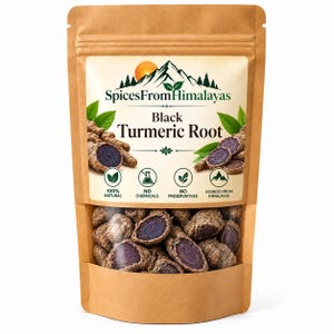 Könnte beinhalten: Ein brauner Standbeutel mit schwarzer Kurkumawurzel. Das Etikett zeigt den Text SpicesFromHimalayas, Black Turmeric Root sowie Symbole für 100% natürlich, keine Chemikalien, keine Konservierungsstoffe und Herkunft aus dem Himalaya.