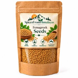 Pode incluir: Uma bolsa vertical castanha contendo sementes de feno-grego. O rótulo apresenta o texto SpicesFromHimalayas, um gráfico de montanha e ícones indicando 100% natural, sem químicos, sem conservantes e proveniente dos Himalaias.