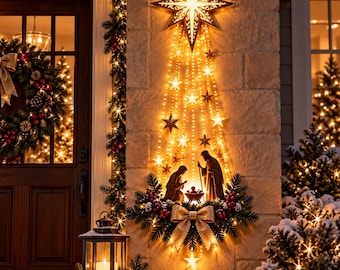 Può includere: Una decorazione natalizia da parete con una grande stella illuminata in alto, fili di luci a cascata e stelle più piccole. Un presepe con figure è centrato alla base, arricchito da rami di pino, bacche rosse e un fiocco dorato.
