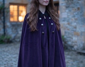 Lungo mantello gotico vittoriano in velluto: a cerchio completo, con chiusura a rana, ideale per costume di Halloween.