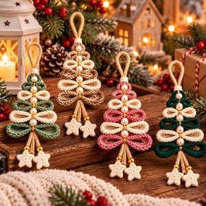 Könnte beinhalten: Vier Makramee-Weihnachtsbaumschmuckstücke aus geschlungenen Kordeln in Grün, Beige, Rosa und Dunkelgrün. Jeder Baum ist mit einer vertikalen Reihe aus weißen Kunstperlen, Goldperlen und zwei kleinen gehäkelten Sternen am Fuß verziert.