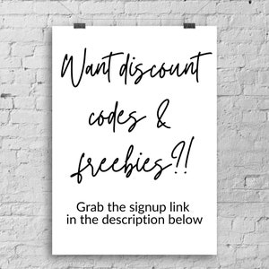 Pu&ograve; includere: Un cartello bianco con testo nero che dice "Vuoi codici sconto e omaggi?! Prendi il link di iscrizione nella descrizione qui sotto."