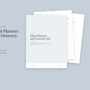 Puede incluir: Un kit de planificación de comidas y compras en PDF imprimible que muestra una pila de páginas blancas con texto negro. La portada muestra el título Meal Planner and Grocery Kit, con subtítulos sobre planes semanales y listas.