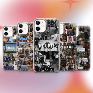 Op de afbeelding: Vijf doorzichtige telefoonhoesjes met een collage van zwart-witfoto's van de televisieserie The Rookie. Elk hoesje toont diverse scènes, personageportretten en de titel The Rookie in een vetgedrukt, wit lettertype.
