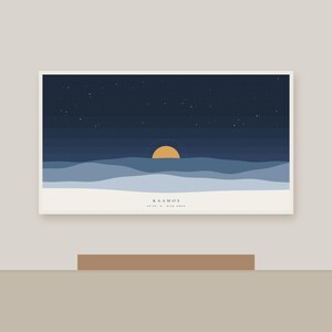 Puede incluir: Una impresi&oacute;n de arte mural rectangular que muestra un cielo nocturno azul oscuro con estrellas blancas dispersas sobre colinas azules en capas. Un sol dorado se sit&uacute;a en el horizonte. El texto KAAMOS y 69&deg;20' N BLUE HOUR est&aacute; impreso en negro en la parte inferior.