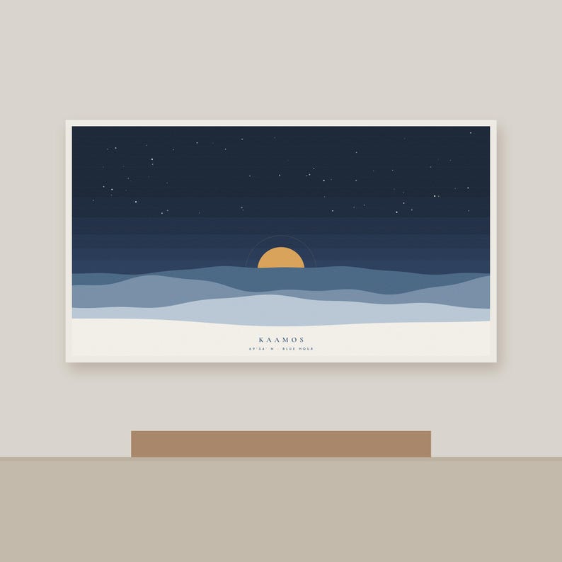 Puede incluir: Una impresi&oacute;n de arte mural rectangular que muestra un cielo nocturno azul oscuro con estrellas blancas dispersas sobre colinas azules en capas. Un sol dorado se sit&uacute;a en el horizonte. El texto KAAMOS y 69&deg;20' N BLUE HOUR est&aacute; impreso en negro en la parte inferior.