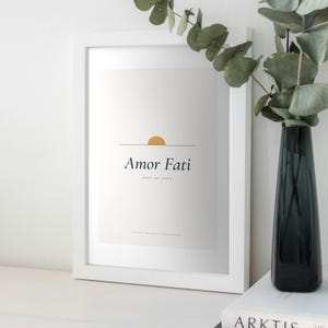 Lámina Amor Fati, Arte mural con cita estoica, Póster tipográfico minimalista, Imprimible para oficina imagen 1
