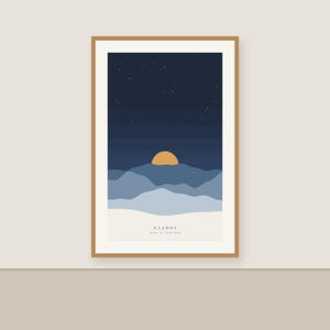 Puede incluir: Una l&aacute;mina enmarcada que muestra un cielo nocturno azul oscuro con estrellas sobre monta&ntilde;as azules superpuestas y un sol amarillo. La parte inferior es de color crema con el texto KAAMOS y coordenadas impresas en negro.