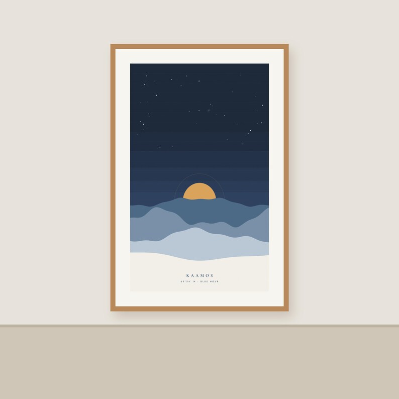 Puede incluir: Una l&aacute;mina enmarcada que muestra un cielo nocturno azul oscuro con estrellas sobre monta&ntilde;as azules superpuestas y un sol amarillo. La parte inferior es de color crema con el texto KAAMOS y coordenadas impresas en negro.