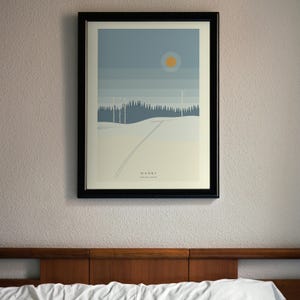 Puede incluir: Una lámina enmarcada que muestra un paisaje invernal estilizado con cielo azul, un sol amarillo, una línea de bosque oscuro y un campo nevado. El texto HANKI SPRING SNOW está impreso en la parte inferior dentro de un marco negro.