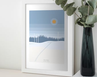 Könnte beinhalten: Ein gerahmter Kunstdruck mit einer stilisierten Winterlandschaft, blauem Himmel, gelber Sonne, dunkelblauem Wald und schneebedecktem Boden. Der Druck enthält den Text HANKI DEEP SNOW im unteren mittleren Bereich der Komposition.