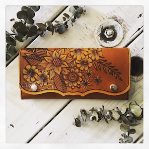 Cartera de flores salvajes. Cosido a mano y producido a mano. Accesorios de cuero unisex. Girasoles. Floral.