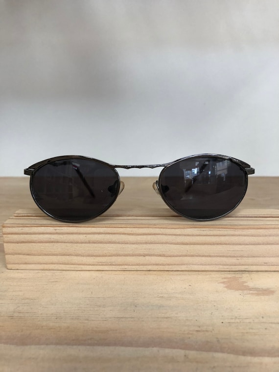 Oval vintage sunglasses
