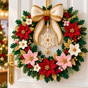 Könnte beinhalten: Ein gehäkelter Weihnachtskranz mit dunkelgrünem Blattwerk, roten und rosafarbenen Weihnachtssternen, weißen Blüten und goldenen Akzenten. Eine große cremefarbene Schleife mit Goldrand sitzt oben, darunter hängen eine weiße Schneeflocke und ein goldener Stern.