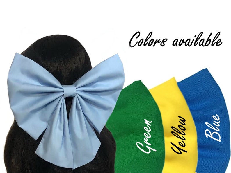 Puede incluir: Un lazo de tela azul claro con un gran nudo de gran tama&ntilde;o. El lazo se muestra en el cabello de una modelo. Colores disponibles: verde, amarillo, azul.