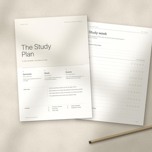 Peut inclure: Deux feuilles de planning d'étude en papier blanc avec du texte noir. La feuille supérieure est intitulée The Study Plan et comprend des sections pour Semester, Week et Exams. La seconde feuille est intitulée Study week avec des lignes.