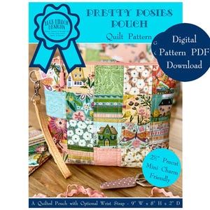 Puede incluir: Un patrón de descarga digital para una bolsa acolchada con un diseño floral. La bolsa mide 23 cm de ancho por 20 cm de alto por 5 cm de profundidad. El patrón es para un proyecto compatible con mini charms precortados.