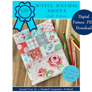 Könnte beinhalten: Ein digitales Quiltmuster für einen Journal-Umschlag. Der Umschlag besteht aus Patchwork-Stoff mit einem Blumendesign. Das Muster ist als PDF-Download erhältlich und ist kompatibel mit 2 1/2 Zoll vorgefertigten Mini-Charm-Packs. Der Titel des Musters lautet "Joyful Journal Jacket".