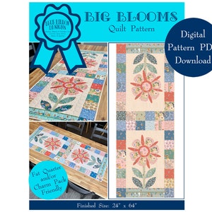 Puede incluir: Un patrón de acolchado digital para un camino de mesa con un diseño floral con una flor roja y hojas verdes. El patrón se llama "Big Blooms" y mide 24 pulgadas por 64 pulgadas. El patrón está disponible como descarga digital PDF y es compatible con cuartos de grasa y paquetes de amuletos.