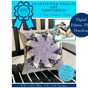 Puede incluir: Un patrón digital PDF para una almohada y un alfiletero con forma de flor de estrella. El patrón incluye instrucciones para el acolchado y las técnicas básicas de la base. La almohada mide 40,6 cm de ancho por 40,6 cm de alto, y el alfiletero mide 15,2 cm de ancho por 15,2 cm de alto.